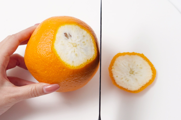 ヘタの部分を切り落としましょう