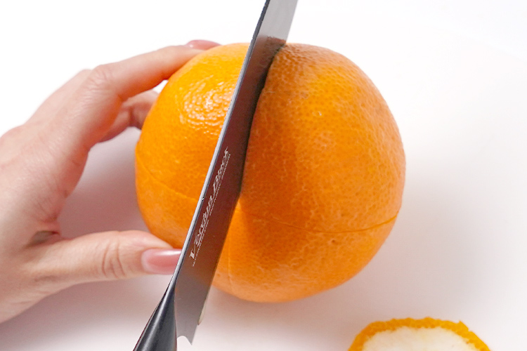 皮の部分に包丁を浅く入れ、切れ込みを入れます