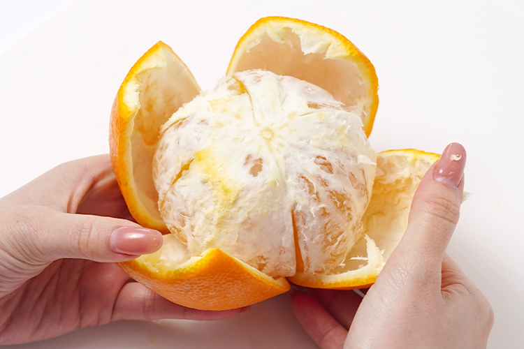切れ込みの近くから指を差し込み、剥いていきます