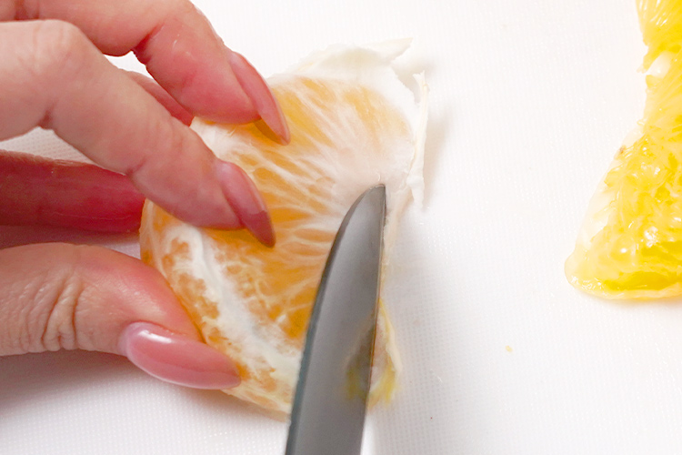 房の薄皮（じょうのう）を剥くための切れ込みをいれます