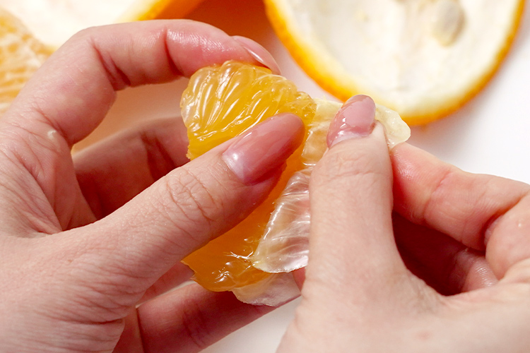 房の薄皮（じょうのう）を丁寧に剥きます