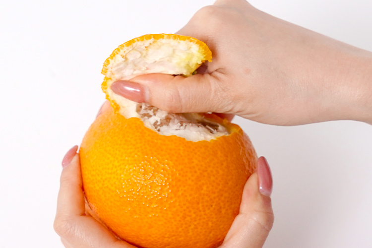 紅甘夏のトルネード剥き：ヘタの部分を外します