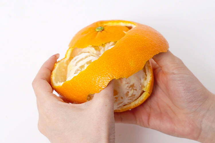 紅甘夏のトルネード剥き：らせん状に剥いてきます