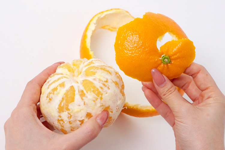 紅甘夏のトルネード剥き：剥きにくい紅甘夏もトルネード剥きできれいに剥けます