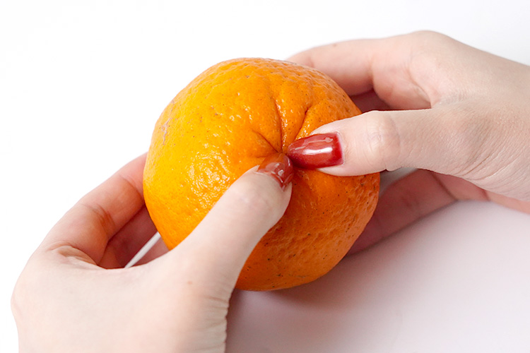 ヘタの反対側のくぼみに指を入れ、半分に割ります