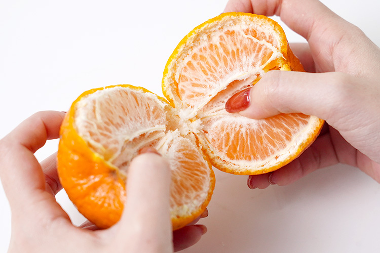 ヘタの反対側のくぼみに指を入れ、半分に割ります