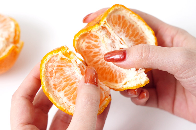 さらに半分に。剥きやすいサイズに小分けします