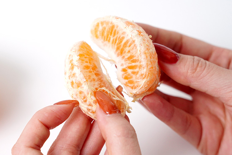 外皮を剥き、一房ずつお楽しみください