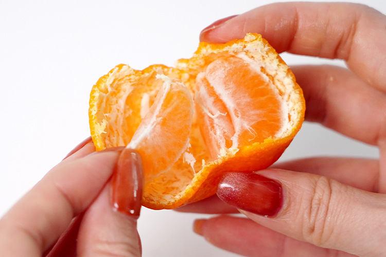 外皮を剥き、一房一房を外して召し上がれ