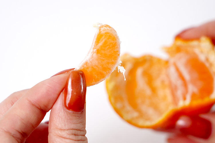 外皮を剥き、一房一房を外して召し上がれ