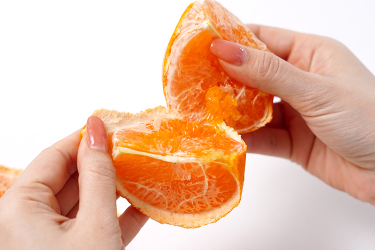 さらに半分に。剥きやすいサイズにします