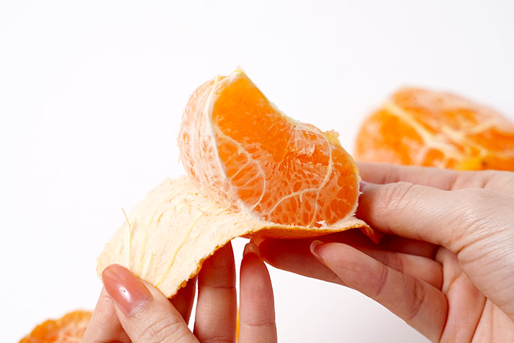 薄い外皮を剥き、一房ずつお楽しみください