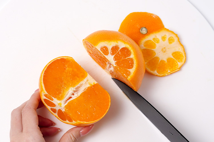 断面から見える、宝石のように輝く果肉が食欲をそそります