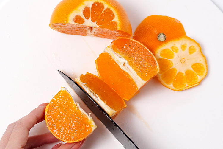 半分に分けたものを、さらに3〜4等分のくし切り（スマイルカット）にしていきます