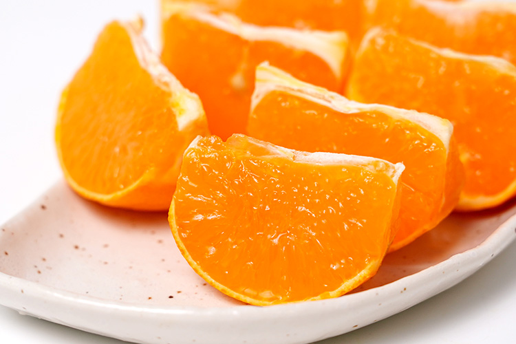 カットして大皿に並べれば、食卓を華やかに彩るデザートの完成です！