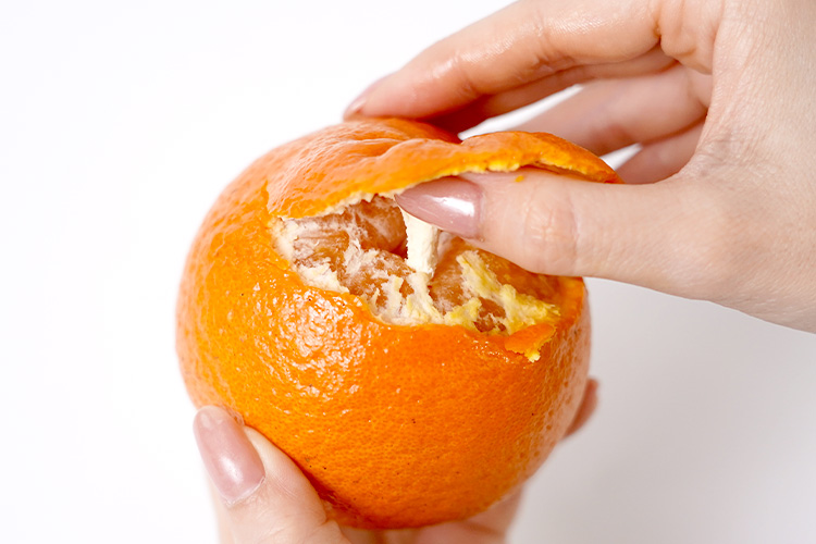 たんかんのトルネード剥き：ヘタの部分を外します