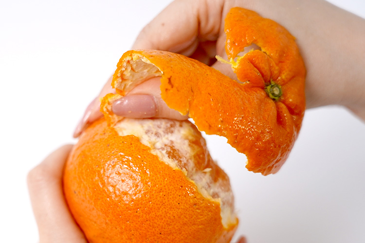 たんかんのトルネード剥き：らせん状に剥いてきます