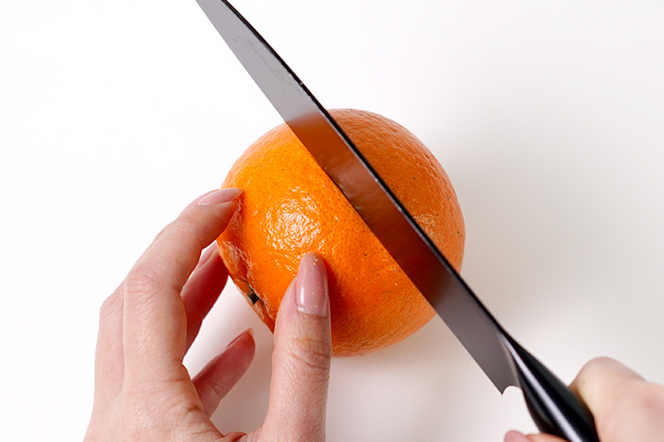 上下の部分をカットし、半分に1