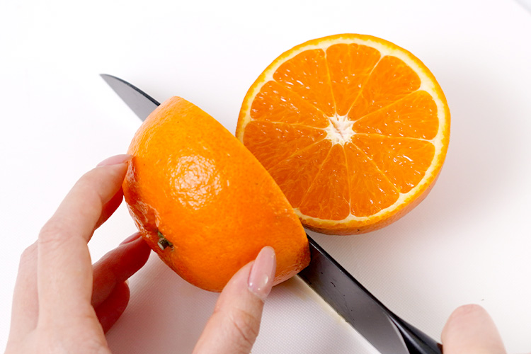 上下の部分をカットし、半分に2